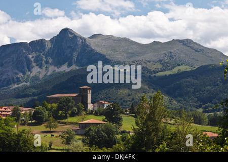 Village Gibaja et église de San Emeterio, Cantabria, ESPAGNE Banque D'Images