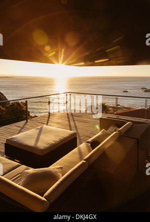 Vue sur le coucher du soleil sur l'océan De luxe Balcon Banque D'Images