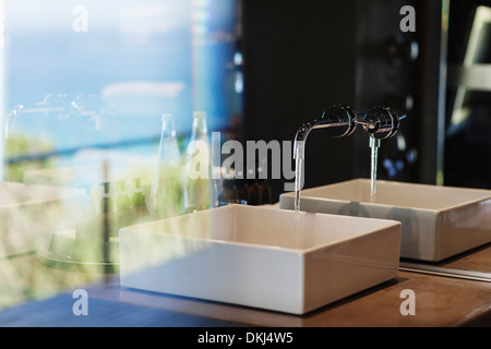 Lavabo et miroir dans salle de bains moderne Banque D'Images