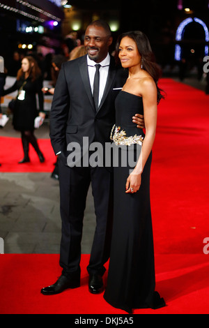 Idris Elba et Naomie Harris assister à la Royal film performance de 'Mandela : longue marche vers la liberté" tenue à l'Odeon Leicester Square Banque D'Images