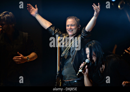 Acteur Gary Sinise et le lieutenant Dan Band effectuer du DAR Constitution Hall lors d'un concert pour le Washington Navy Yard employés et membres de la famille le 3 décembre 2013 à Washington, DC. Le libre usage concert était en l'honneur de ceux qui ont été tués et blessés dans une fusillade à la Navy Yard en septembre. Banque D'Images