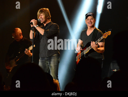 Acteur Gary Sinise et le lieutenant Dan Band effectuer du DAR Constitution Hall lors d'un concert pour le Washington Navy Yard employés et membres de la famille le 3 décembre 2013 à Washington, DC. Le libre usage concert était en l'honneur de ceux qui ont été tués et blessés dans une fusillade à la Navy Yard en septembre. Banque D'Images