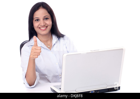 Jeune femme d'affaires showing Thumbs up against white background Banque D'Images