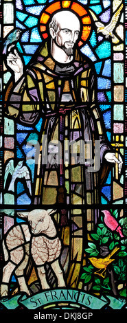 Saint François, dans le cadre de la fenêtre, John Holdsworth dans l'église de la Vierge Marie, Kettlewell, Yorkshire Dales National Park, England Banque D'Images