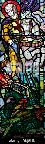 Saint Georges, dans le cadre de la fenêtre, John Holdsworth dans l'église de la Vierge Marie, Kettlewell, Yorkshire Dales National Park, England Banque D'Images