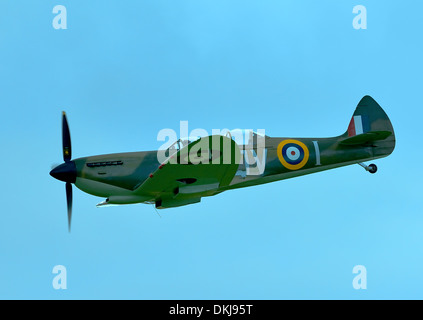 WW2 RAF Spitfire Supermarine MK IXT à Duxford air show UK. Septembre 2013 Banque D'Images