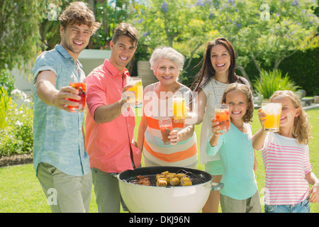 Le barbecue de la famille ensemble en arrière-cour Banque D'Images