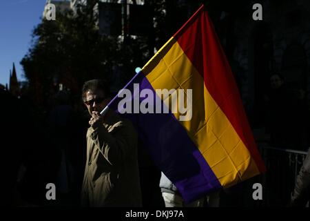 Madrid, Espagne. 6e déc, 2013. Un manifestant porte drapeau républicain z au cours d'une marche contre la constitution espagnole à Madrid, vendredi 6 décembre 2013. Les manifestants ont marché dans les rues de Madrid contre la monarchie espagnole,Â la corruption dans les partis politiques, les politiques d'austérité et la constitution espagnole, adoptée en 1978, le jour de son 35e anniversaire.Photo : Rodrigo Garcia/NurPhoto Crédit : Rodrigo Garcia/NurPhoto ZUMAPRESS.com/Alamy/Live News Banque D'Images