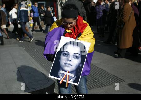 Madrid, Espagne. 6e déc, 2013. Un protestataire affiche une bannière avec le portrait de Yolanda Gonzalez tué en 1980 par un ancien membre d'un groupe appelé ultra-fasciste fuerza nueva, au cours d'une manifestation contre la constitution espagnole à Madrid, vendredi 6 décembre 2013. Les manifestants ont marché dans les rues de Madrid contre la monarchie espagnole,Â la corruption dans les partis politiques, les politiques d'austérité et la constitution espagnole, adoptée en 1978, le jour de son 35e anniversaire.Photo : Rodrigo Garcia/NurPhoto Crédit : Rodrigo Garcia/NurPhoto ZUMAPRESS.com/Alamy/Live News Banque D'Images