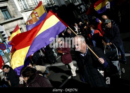 Madrid, Espagne. 6e déc, 2013. Affichage des manifestants drapeaux républicains comme ils mars contre la constitution espagnole à Madrid, vendredi 6 décembre 2013. Les manifestants ont marché dans les rues de Madrid contre la monarchie espagnole,Â la corruption dans les partis politiques, les politiques d'austérité et la constitution espagnole, adoptée en 1978, le jour de son 35e anniversaire.Photo : Rodrigo Garcia/NurPhoto Crédit : Rodrigo Garcia/NurPhoto ZUMAPRESS.com/Alamy/Live News Banque D'Images