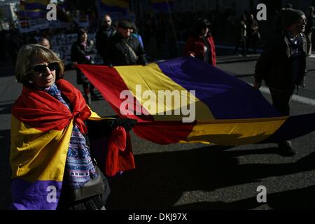 Madrid, Espagne. 6e déc, 2013. Les manifestants portent un grand drapeau républicain comme ils mars contre constitution espagnole à Madrid, vendredi 6 décembre 2013. Les manifestants ont marché dans les rues de Madrid contre la monarchie espagnole,Â la corruption dans les partis politiques, les politiques d'austérité et la constitution espagnole, adoptée en 1978, le jour de son 35e anniversaire.Photo : Rodrigo Garcia/NurPhoto Crédit : Rodrigo Garcia/NurPhoto ZUMAPRESS.com/Alamy/Live News Banque D'Images