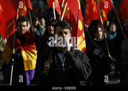 Madrid, Espagne. 6e déc, 2013. Les manifestants crier des slogans comme reivindicative ils mars contre la constitution espagnole à Madrid, vendredi 6 décembre 2013. Les manifestants ont marché dans les rues de Madrid contre la monarchie espagnole,Â la corruption dans les partis politiques, les politiques d'austérité et la constitution espagnole, adoptée en 1978, le jour de son 35e anniversaire.Photo : Rodrigo Garcia/NurPhoto Crédit : Rodrigo Garcia/NurPhoto ZUMAPRESS.com/Alamy/Live News Banque D'Images