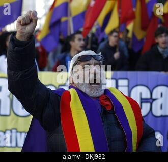 Madrid, Espagne. 6e déc, 2013. Un manifestant prends son poing à l'air tout en scandant des slogans reivindicative lors d'une marche contre la constitution espagnole à Madrid, vendredi 6 décembre 2013. Les manifestants ont marché dans les rues de Madrid contre la monarchie espagnole,Â la corruption dans les partis politiques, les politiques d'austérité et la constitution espagnole, adoptée en 1978, le jour de son 35e anniversaire.Photo : Rodrigo Garcia/NurPhoto Crédit : Rodrigo Garcia/NurPhoto ZUMAPRESS.com/Alamy/Live News Banque D'Images