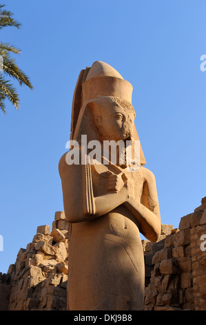 Statue de Panejem (enterré dans Deuxième pylône de Ramsès II) - Temple de Karnak, Louxor, Egypte Banque D'Images