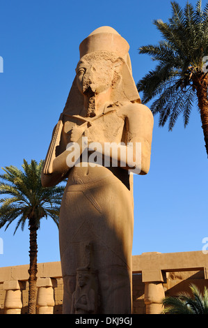 Statue de Panejem (enterré dans Deuxième pylône de Ramsès II) - Temple de Karnak, Louxor, Egypte Banque D'Images