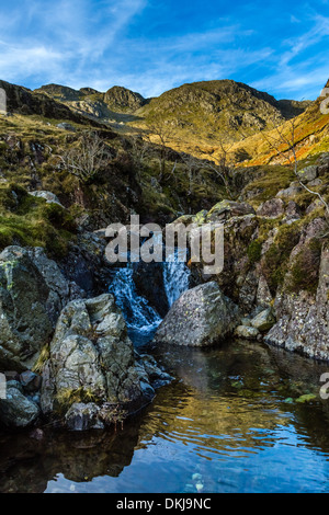 Cascade menant l'enfer Ghyll vers Crinkle Crags ci-dessus et Bowfell (hors de vue) Banque D'Images