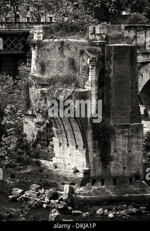 Rome, Rome, la Ville Éternelle, a une riche histoire qui remonte à plus de 2 500 ans. Ponte Rotto, est le plus ancien pont romain. Banque D'Images