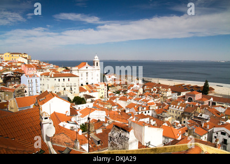 Vue aérienne de les toits de la vieille ville de Lisbonne, Alfama Banque D'Images