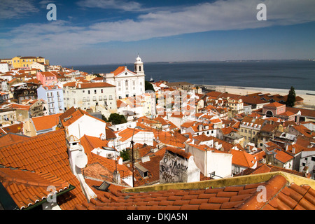 Vue aérienne de les toits de la vieille ville de Lisbonne, Alfama Banque D'Images