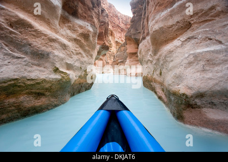 La fente canyon à l'embouchure de la rivière Havasu où il rencontre le Grand Canyon Banque D'Images