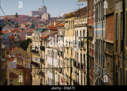 Terrasse de maisons dans le vieux quartier d'Alfama, Lisbonne Portugal Banque D'Images
