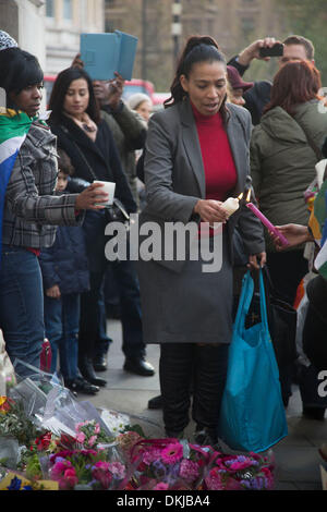 Londres, Royaume-Uni 6 Décembre 2013 : Les gens se rassemblent près de l'ambassade d'Afrique du Sud à la lumière des bougies pour rendre hommage à l'ancien leader sud-africain anti-apartheid et militant de l'ANC, Nelson Mandela, qui est décédé âgé de 95 le 5 décembre 2013. Crédit : Michael Kemp/Alamy Live News Banque D'Images