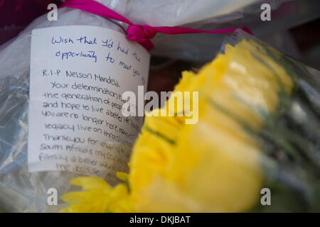 Londres, Royaume-Uni 6 Décembre 2013 : les fleurs et les notes à la place du Parlement pour rendre hommage à la statue de l'ancien leader sud-africain anti-apartheid et militant de l'ANC, Nelson Mandela, qui est décédé âgé de 95 le 5 décembre 2013. Crédit : Michael Kemp/Alamy Live News Banque D'Images