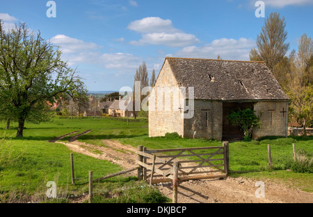 Ancienne grange dans le petit village d'Aston subedge près de Chipping Campden, Gloucestershire, Angleterre. Banque D'Images