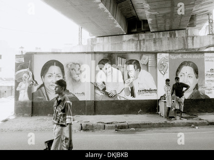 La propagande politique dans la région de Chennai Madras au Tamil Nadu en Inde de l'Est en Asie du Sud. Publicité Publicité Publicité politique Homme Politique urbaine billet Banque D'Images