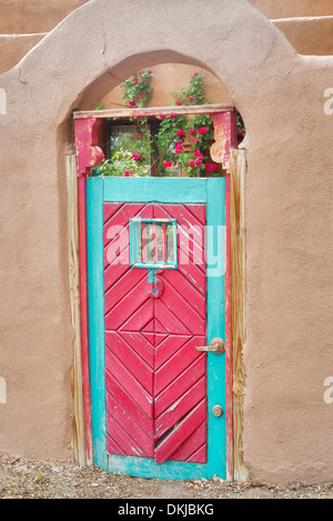 Historique et porte rouge bâtiment adobe près de Santa Fe, Nouveau Mexique. Banque D'Images