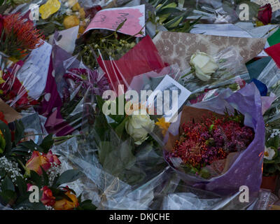 London, UK . 06 Dec, 2013. Les gens paient respecte et offrir des tributs floraux à la vigile à la fin de l'extérieur de l'Afrique du Sud Nelson Mandela House, Trafalgar Sq., London, UK Crédit : Julio Etchart/Alamy Live News Banque D'Images