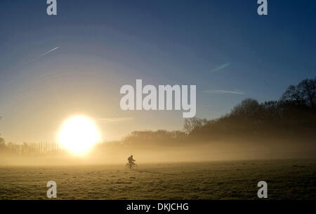 Berlin, Allemagne. 09Th Nov, 2013. Un cycliste de vélos à travers le brouillard du matin dans le parc de Treptow à Berlin, Allemagne, 02 décembre 2013. Photo : Tim Brakemeier/dpa/Alamy Live News Banque D'Images