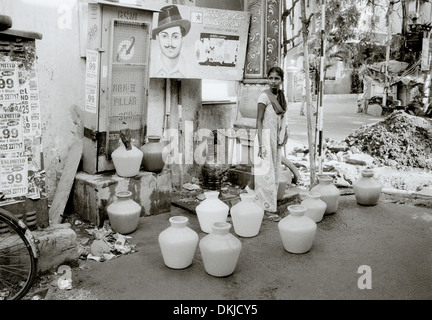 La vie de rue à Chennai Madras au Tamil Nadu en Inde de l'Est en Asie du Sud. L'eau de vie vie reportage la pauvreté urbaine des bidonvilles indiens billet Banque D'Images