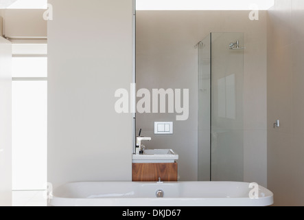 Baignoire, douche et lavabo dans la salle de bains moderne Banque D'Images