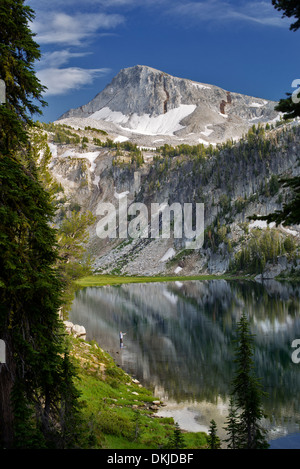 La pêche à la mouche et de réflexion dans le lac Miroir avec Eagle Cap Mountain. Cap désert Eagle, New York Banque D'Images