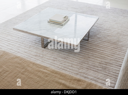 Coffee table in modern living room Banque D'Images