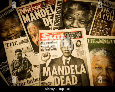 Londres, Royaume-Uni. Le 06 Dec 2013. Journal britannique/pages portant sur la mort d'anti-apartheid en Afrique du Sud, Nelson Rolihlahla Mandela révolutionnaire qui est mort le 5 décembre 2013 à son domicile de Johannesburg, Afrique du Sud. London UK 6e décembre 2013. Credit : Lenscap/Alamy Live News Banque D'Images