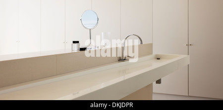 Lavabo et miroir dans salle de bains moderne Banque D'Images