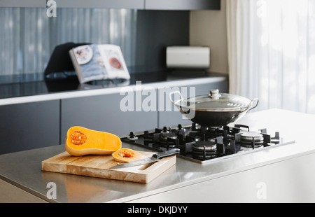 Wok de légumes par dans cuisine moderne Banque D'Images