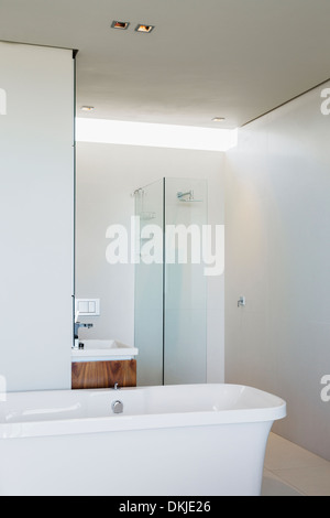 Baignoire, douche et lavabo dans la salle de bains moderne Banque D'Images