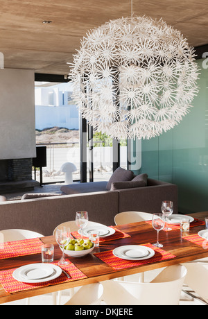 Ensemble table à manger plus de lustre dans la salle à manger moderne Banque D'Images