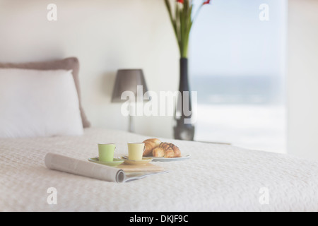 Le petit-déjeuner sur lit dans chambre à coucher moderne Banque D'Images