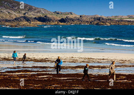 Les gens qui marchent sur la plage de sable à Balephuil Bay sur l'île de Tiree Hébrides intérieures Argyll et Bute Ecosse UK Banque D'Images