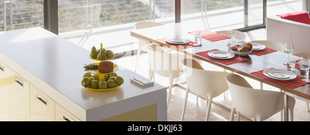 Le petit-déjeuner et bar set table in modern living space Banque D'Images