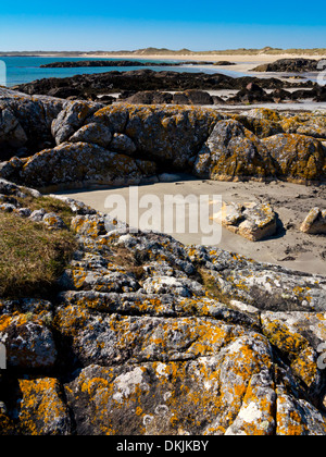 Crossapol Beach sur l'île de Coll dans les Hébrides intérieures Argyll et Bute Ecosse UK avec rockpools et de sable entre les rochers Banque D'Images