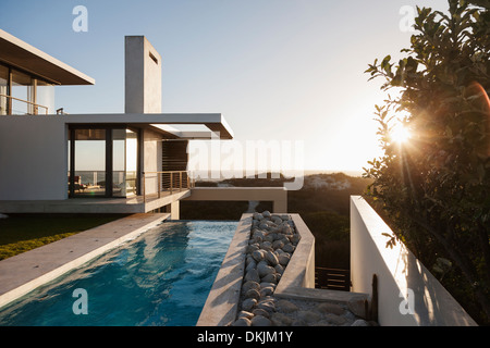 Maison moderne avec vue sur plage au coucher du soleil Banque D'Images