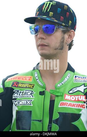 18 juillet 2009 - Bowmanville, Canada - 18 juillet 2009 : Les Moteurs Kawasaki Canadien rider Jordan Szoke se prépare sur sa machine avant le début de la ronde 4 de la race Parts Canada Superbike le samedi après-midi à Mosport International Raceway. (Crédit Image : © Global/ZUMApress.com) Southcreek Banque D'Images