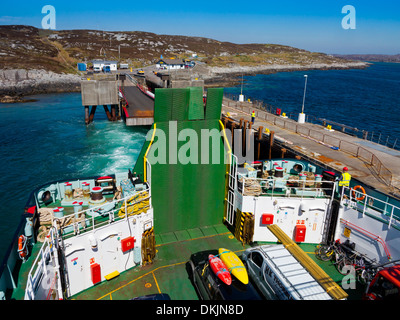 Caledonian MacBrayne car ferry au départ d'Arinagour sur l'île de Coll Hébrides intérieures Argyll et Bute Ecosse UK Banque D'Images