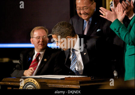 Le 24 juillet 2009 - Washington, D.C., USA - 24 juillet 2009 : le président Barack Obama signe une proclamation célébrant le 19e anniversaire de la Loi sur les Américains handicapés dans l'East Room de la Maison Blanche à Washington D.C. (crédit Image : © Global/ZUMApress.com) Southcreek Banque D'Images