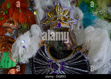 Une boutique vendant les célèbres costumes de carnaval brésiliens et les coiffures dans le Sambodromo dans le centre de Rio de Janeiro, Brésil. Banque D'Images